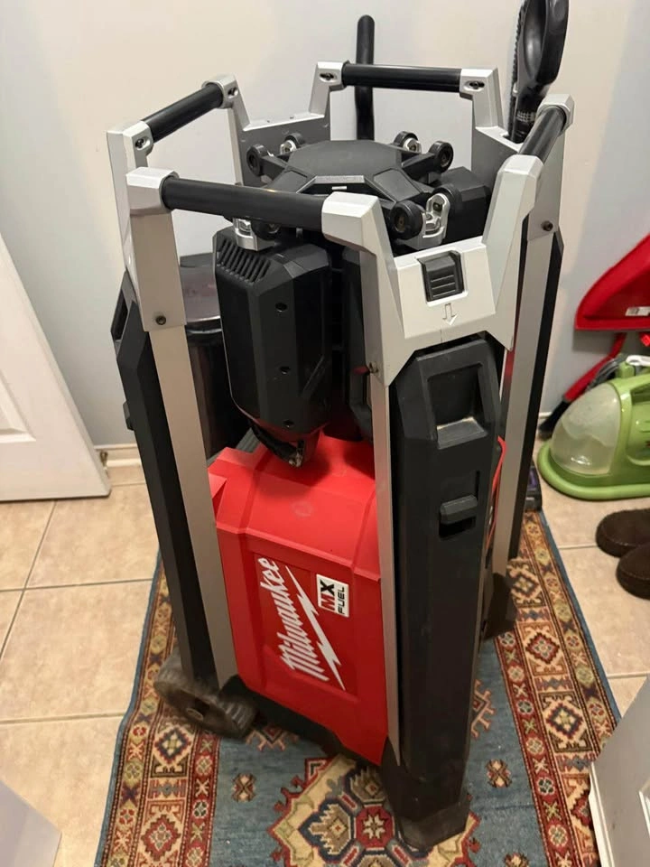 Milwaukee MX FUEL Tower Light/Charger - photo 2