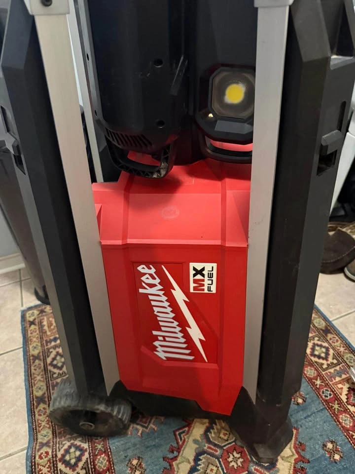 Milwaukee MX FUEL Tower Light/Charger - photo 3