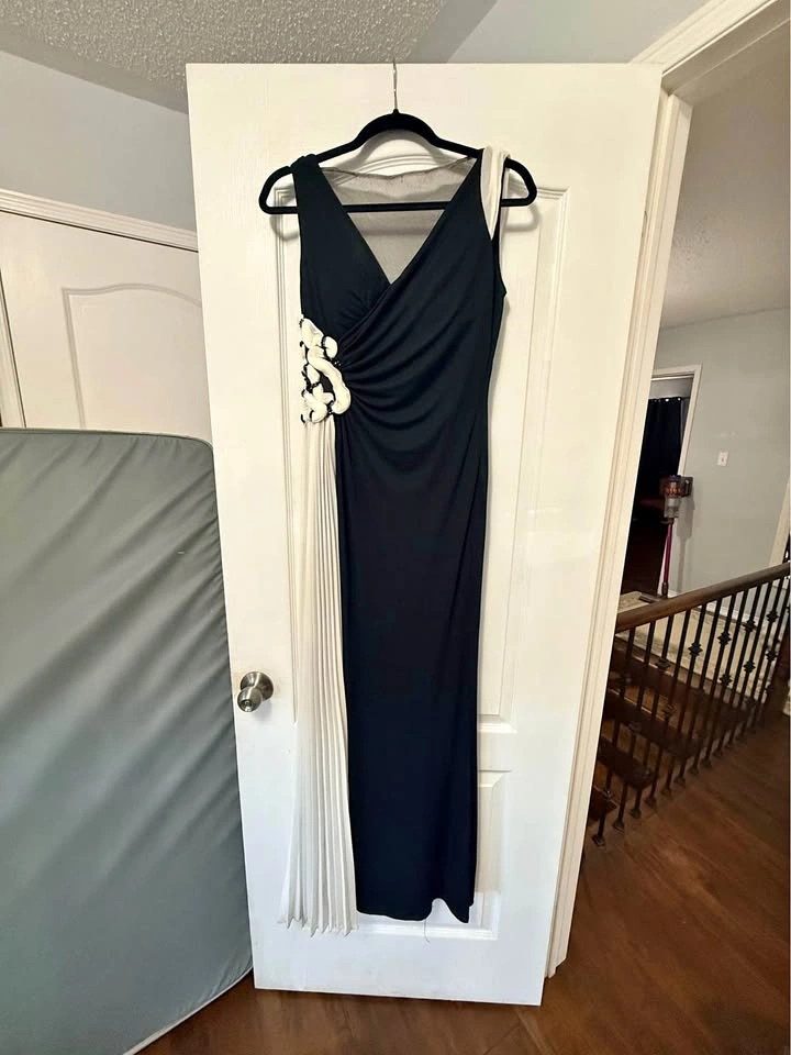 Size 12 Elegant Black & White Formal Dress – Evening Gown