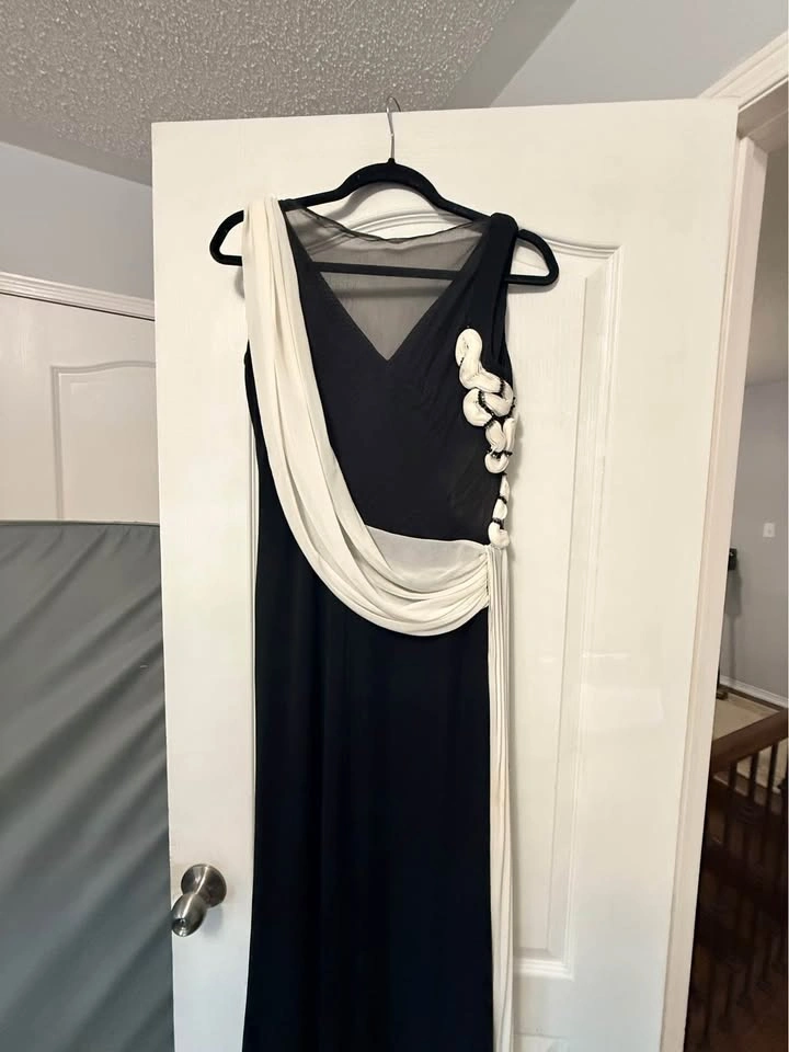 Size 12 Elegant Black & White Formal Dress – Evening Gown - photo 3
