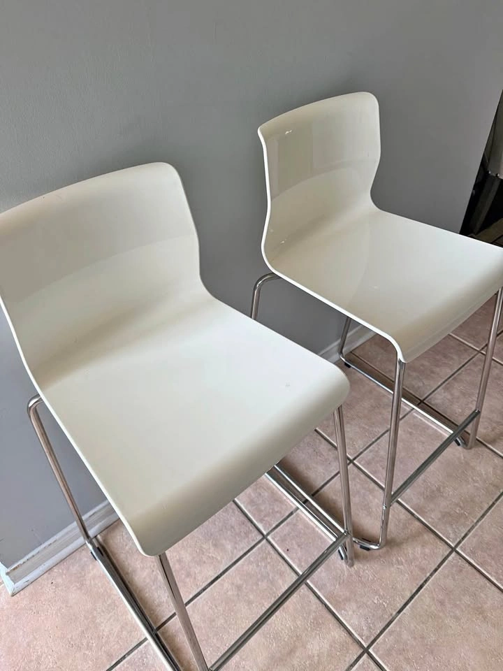 Set of 2 White Bar Stools – Modern Style