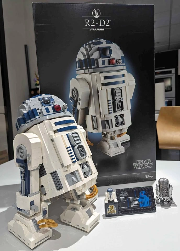LEGO Star Wars R2-D2 + Free Gift