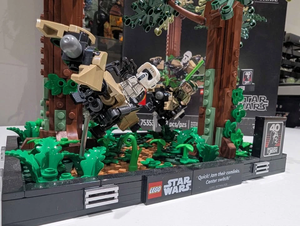 LEGO Star Wars Endor Speeder Chase Diorama - photo 2