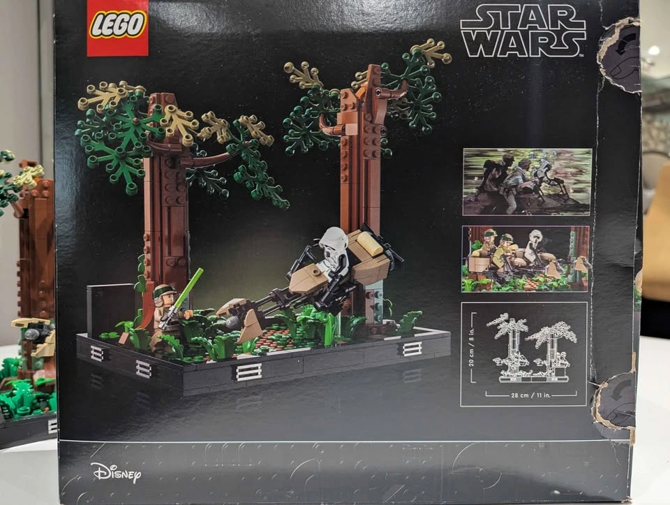 LEGO Star Wars Endor Speeder Chase Diorama - photo 3