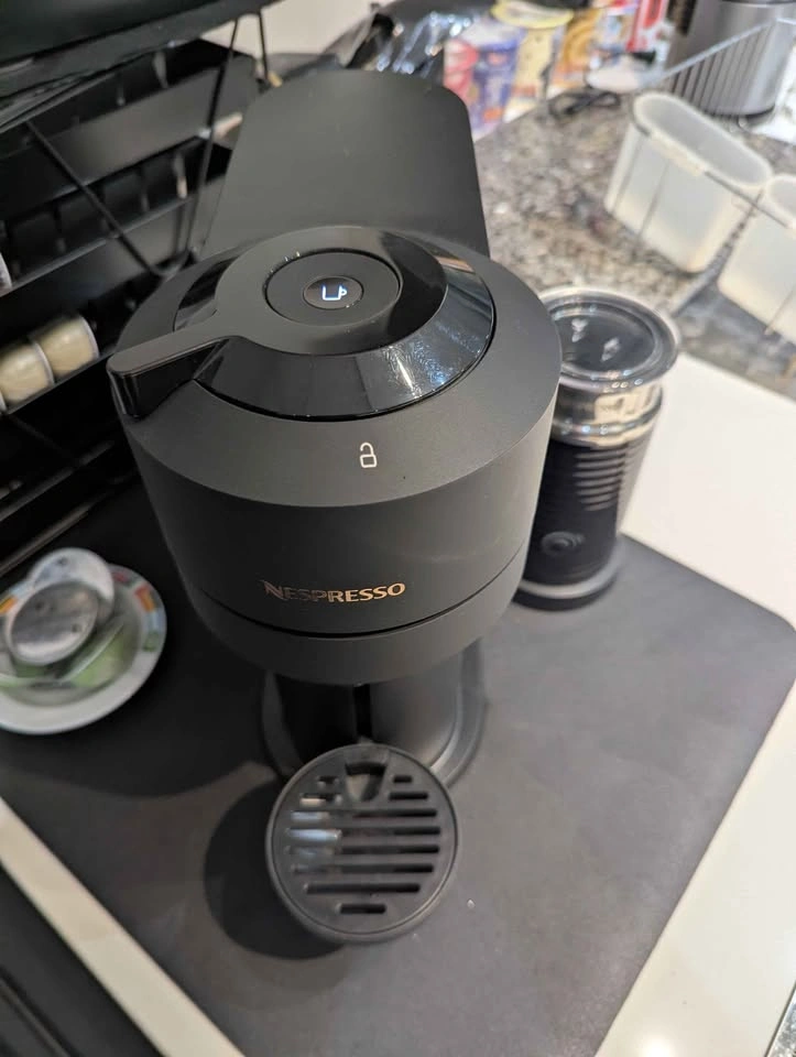 Nespresso Vertuo Next with milk frother and more - photo 2