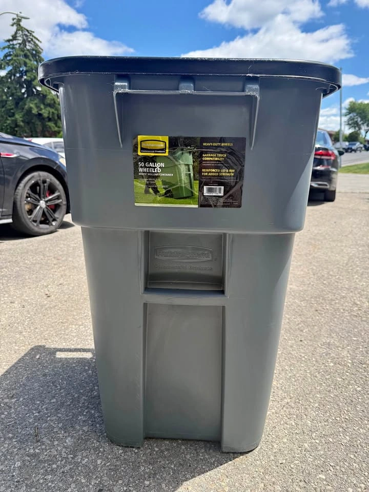 Rubbermaid Brute 50 Gallon Outdoor Rollout Trash Bin