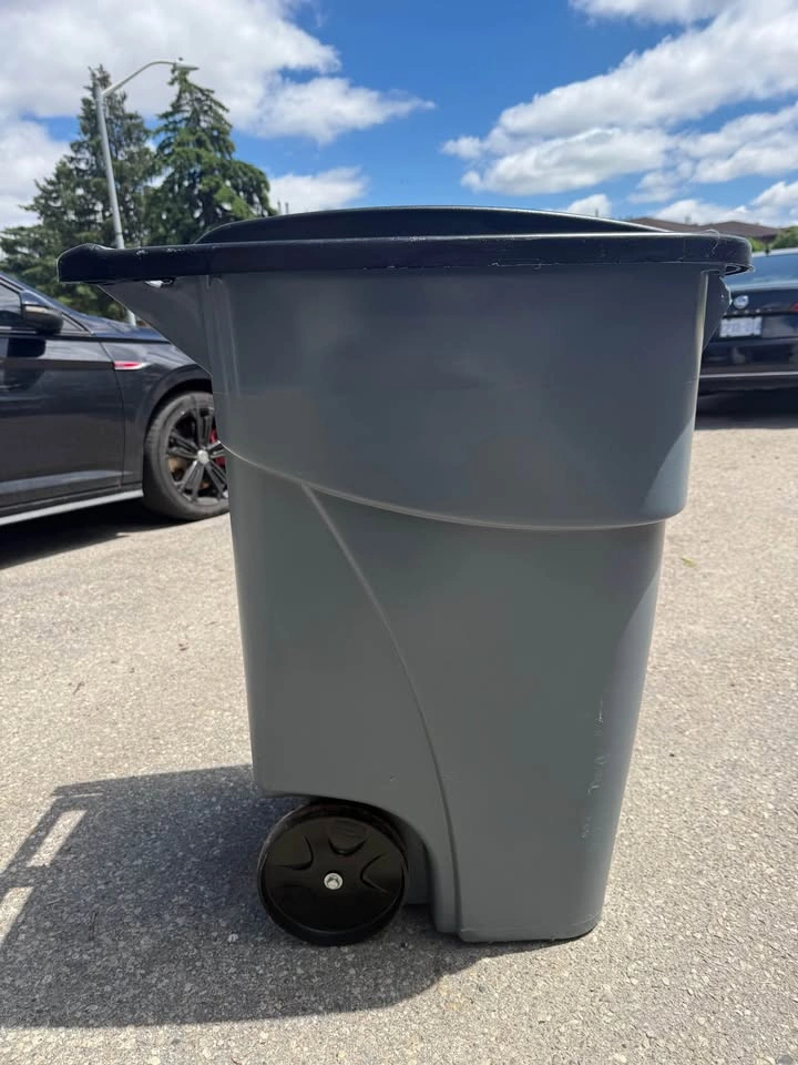 Rubbermaid Brute 50 Gallon Outdoor Rollout Trash Bin - photo 2