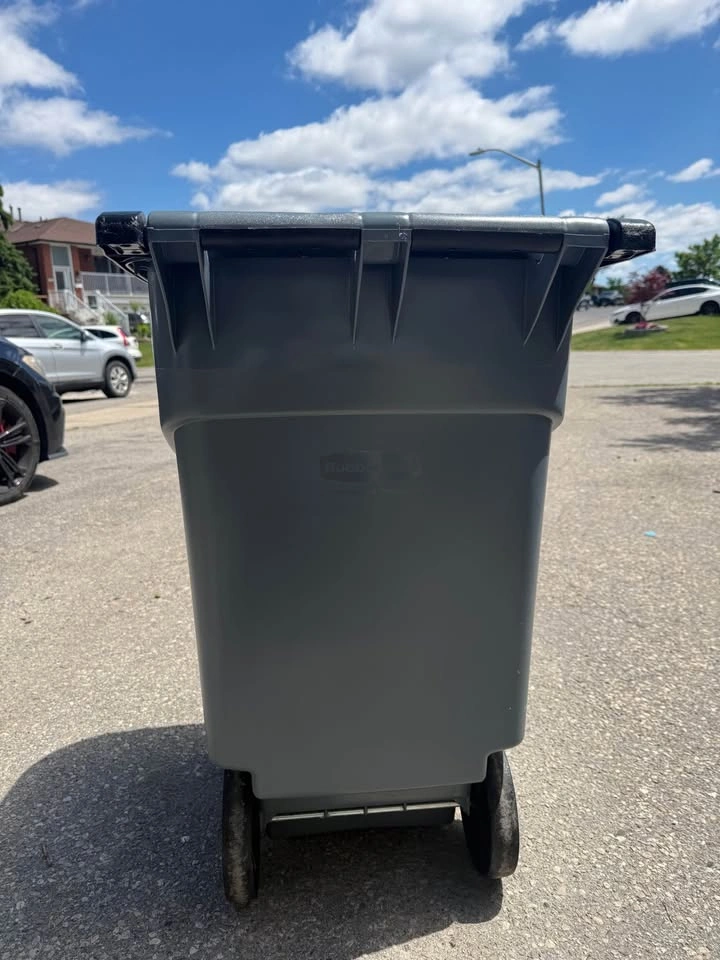 Rubbermaid Brute 50 Gallon Outdoor Rollout Trash Bin - photo 3
