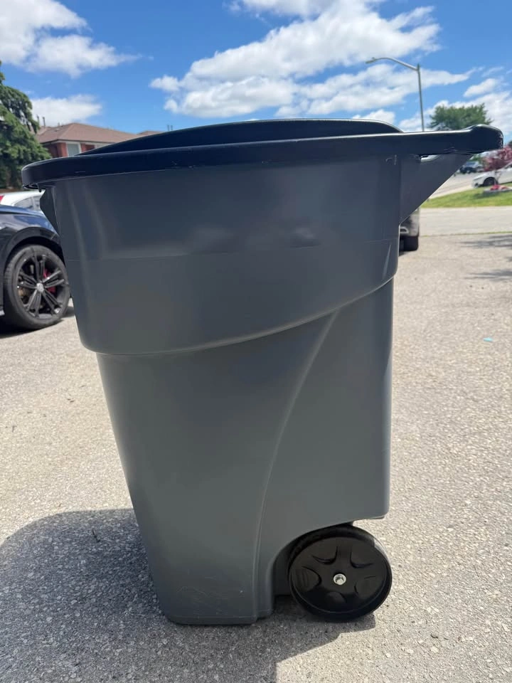 Rubbermaid Brute 50 Gallon Outdoor Rollout Trash Bin - photo 4