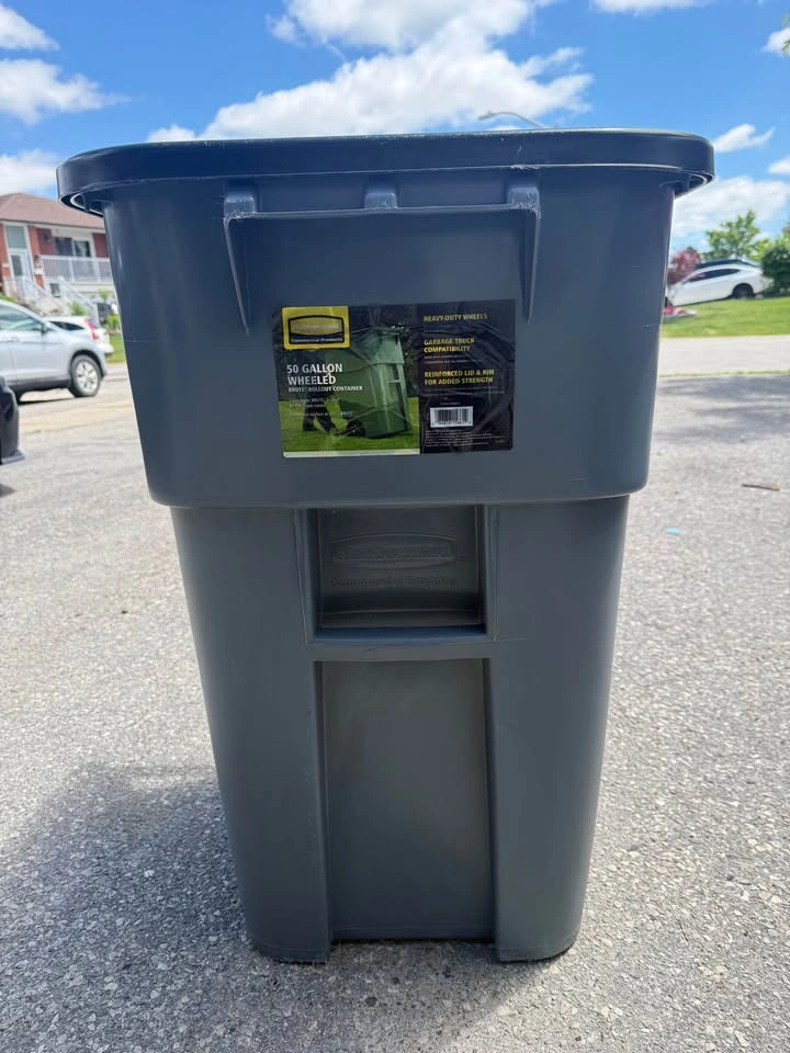 Rubbermaid Brute 50 Gallon Outdoor Rollout Trash Bin - photo 5