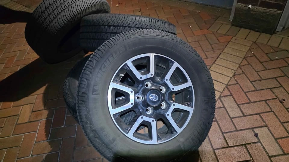 275 65 18 Toyota Tundra OEM rims - photo 2