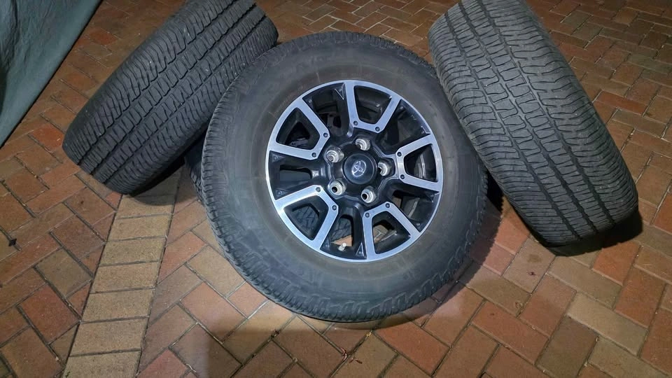 275 65 18 Toyota Tundra OEM rims - photo 3