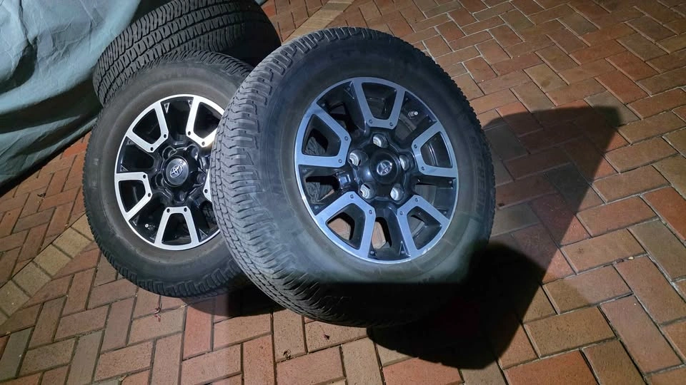 275 65 18 Toyota Tundra OEM rims - photo 4