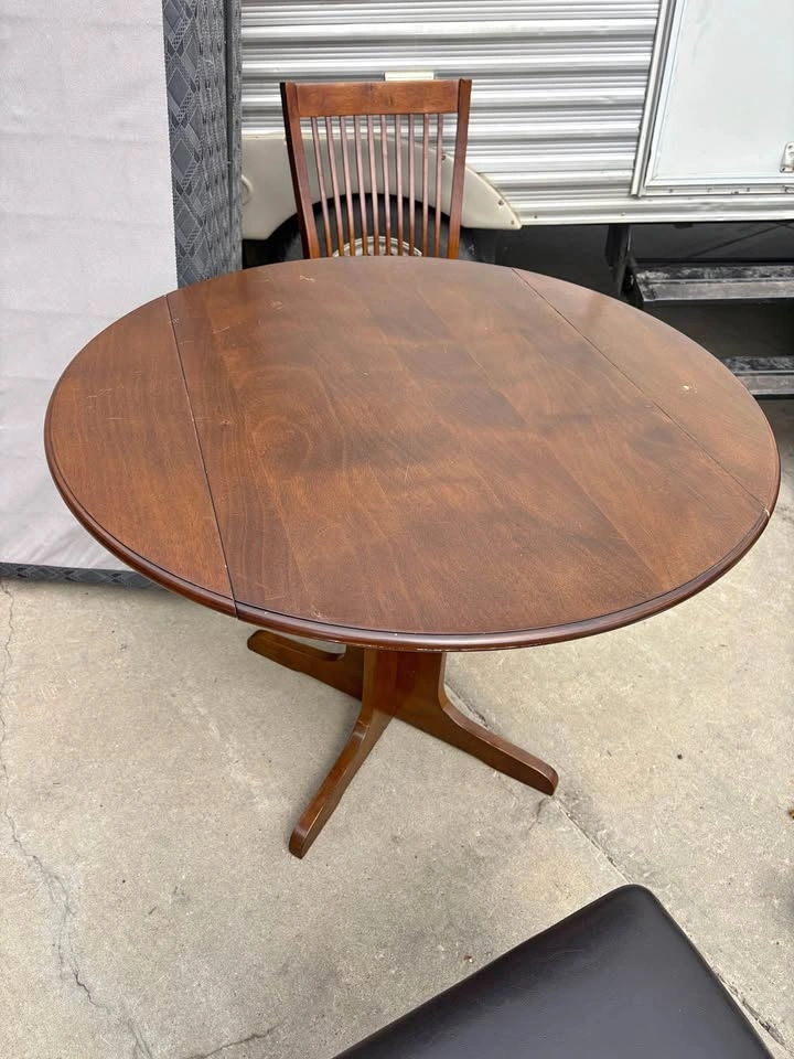 Table with 2 leafs and 2 chairs