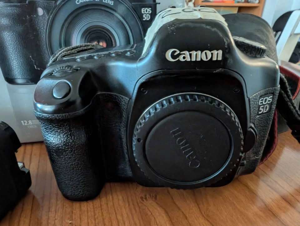 Canon EOS 5D Mark 1 DSLR Camera - photo 2