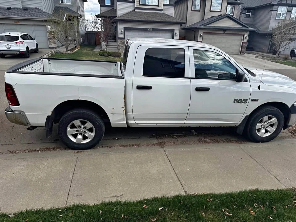 White Dodge Ram 1500 4x4 Crew Cab Truck