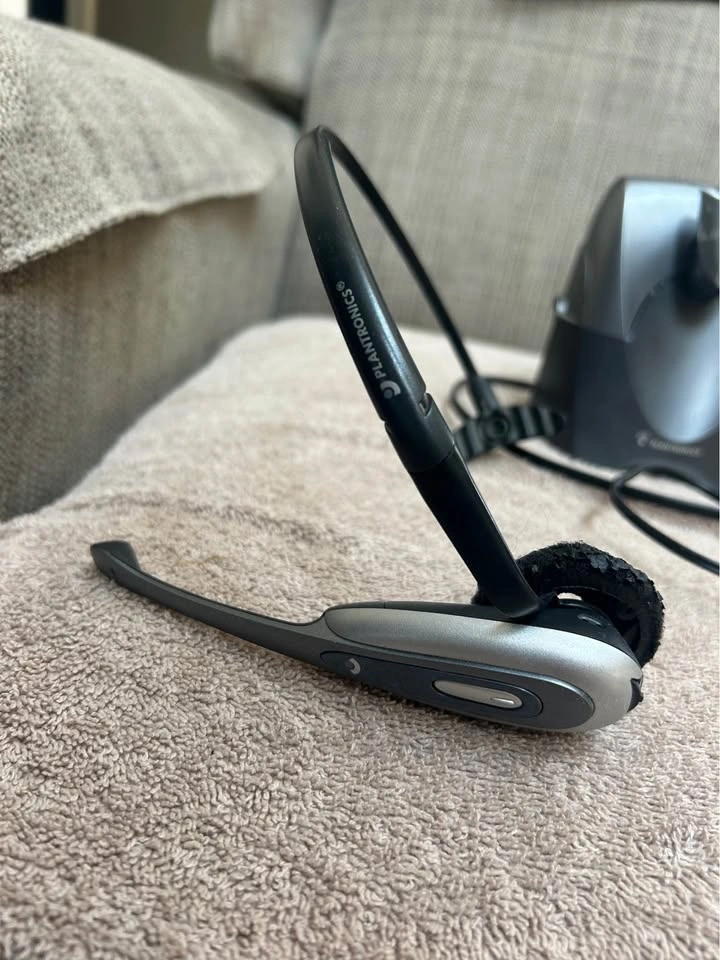 Plantronics wireless headset with its charging base - photo 2