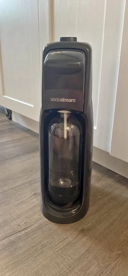 Soda stream + 2 flavour bottles