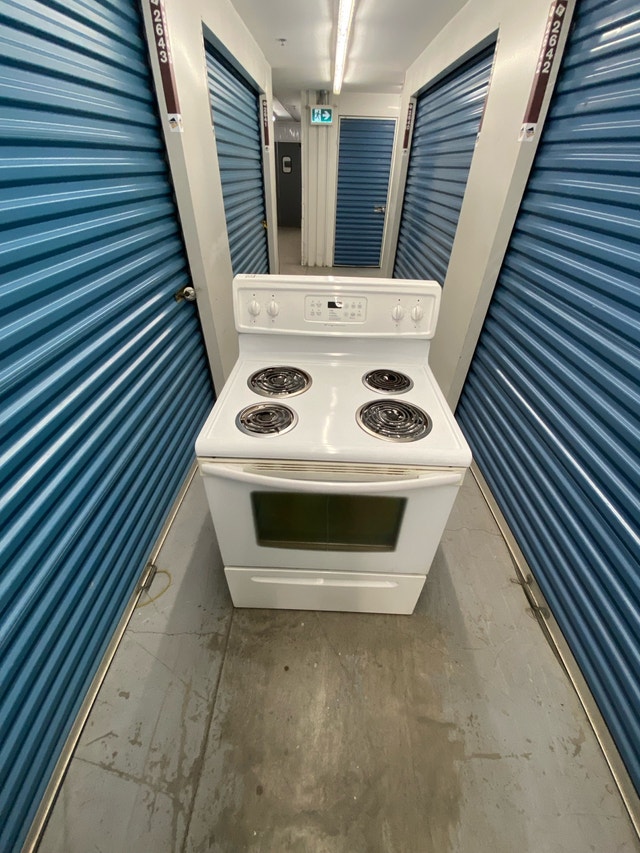FRIDGDAIRE WHITE COIL ELECTRIC STOVE