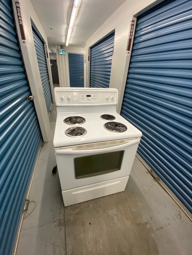 FRIDGDAIRE WHITE COIL ELECTRIC STOVE - photo 2