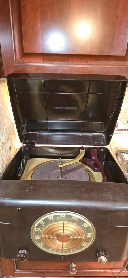 1950s record player and radio - photo 2