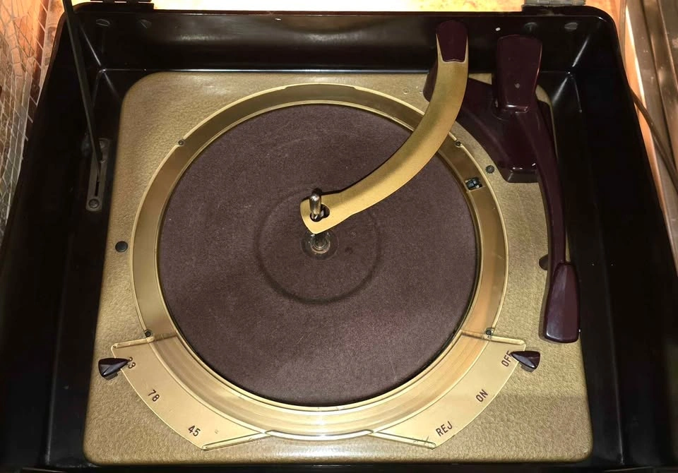 1950s record player and radio - photo 3