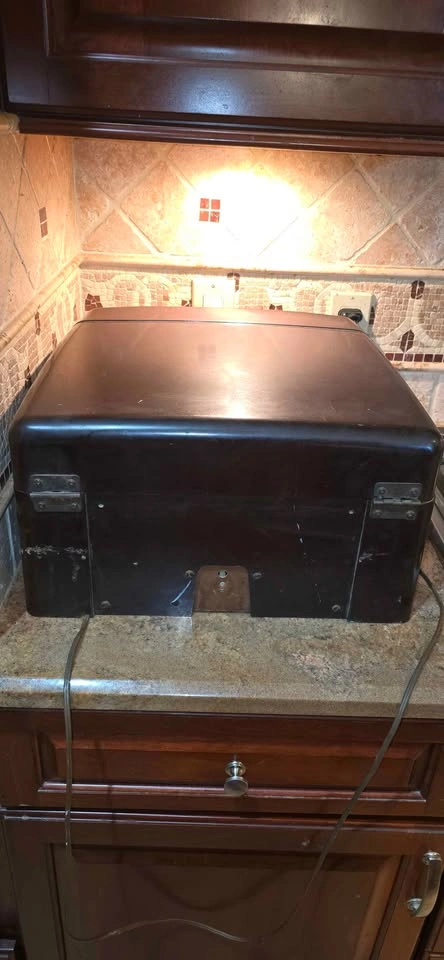 1950s record player and radio - photo 4