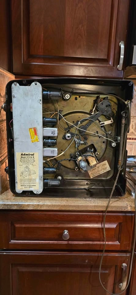 1950s record player and radio - photo 5