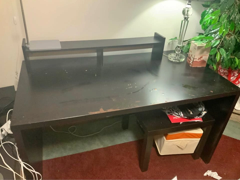 Office desk, wide and with a lot of space