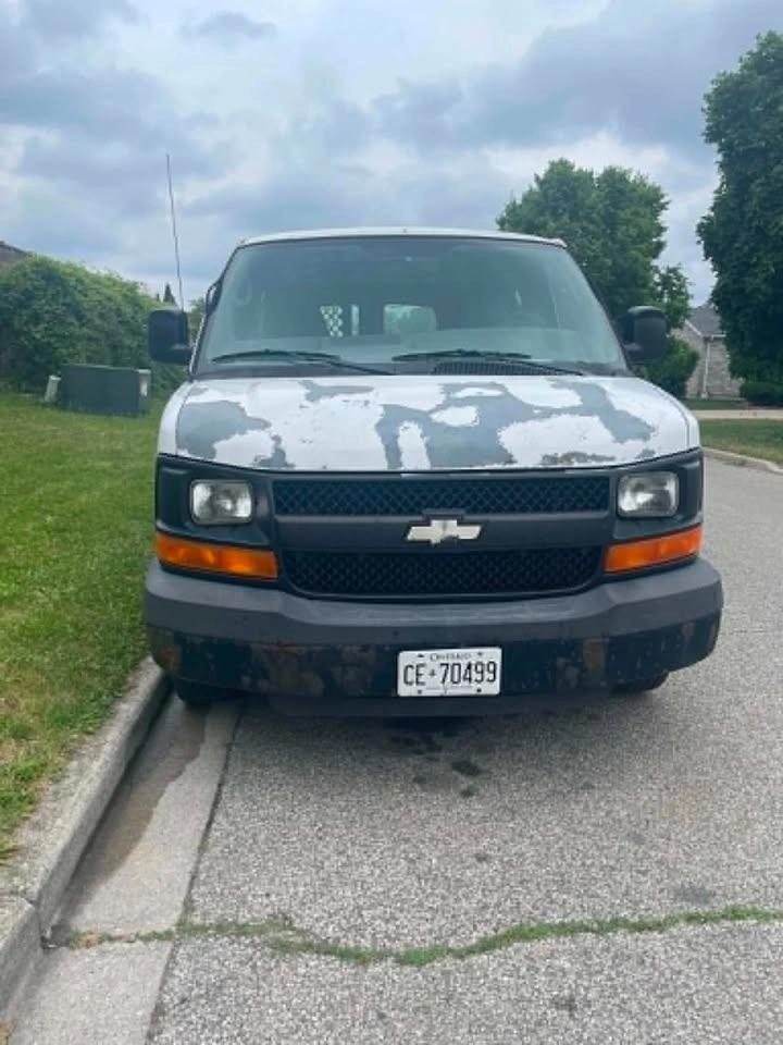 2009 Chevrolet Express Cargo Van 1500 - photo 2