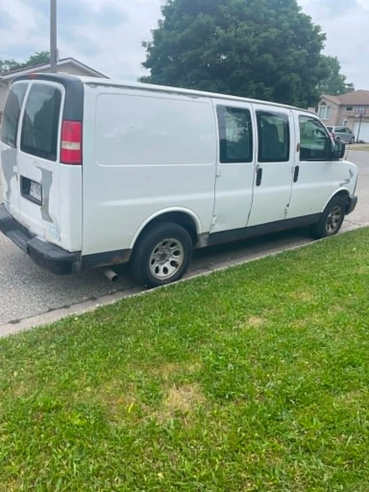 2009 Chevrolet Express Cargo Van 1500 - photo 3