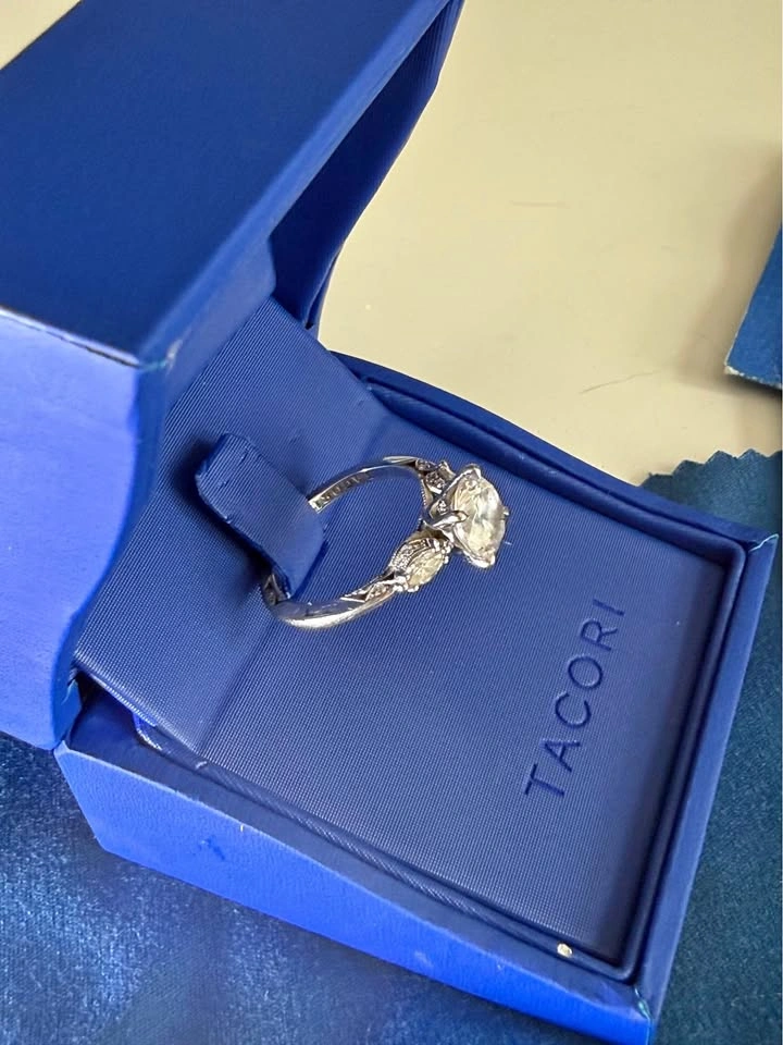 Tacori 18K White Gold Round Diamond Engagement Ring Size 7.5