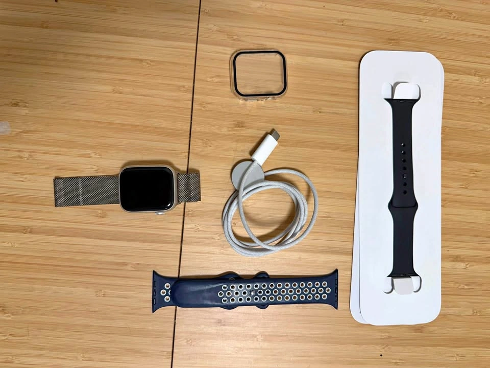 Apple Watch Series 7 45mm - Bands & Charger Included