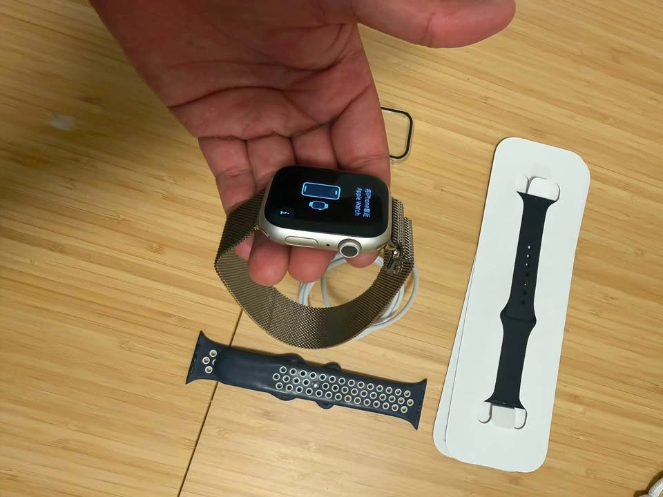 Apple Watch Series 7 45mm - Bands & Charger Included - photo 3