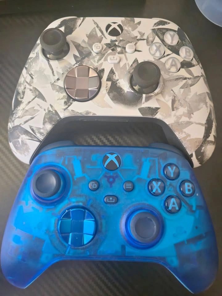 2 XBOX one Special Edition Controllers