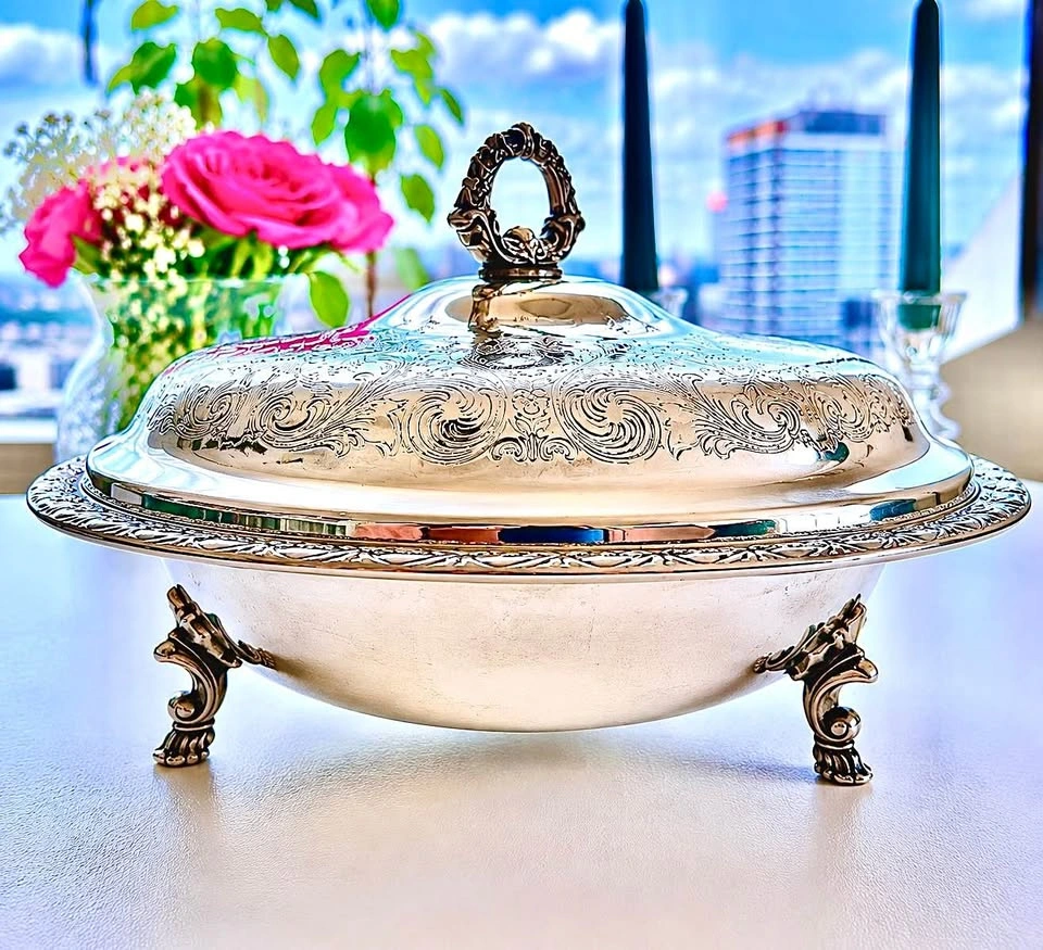 WM Rogers Silver Plated Chafing Dish with Pyrex Insert