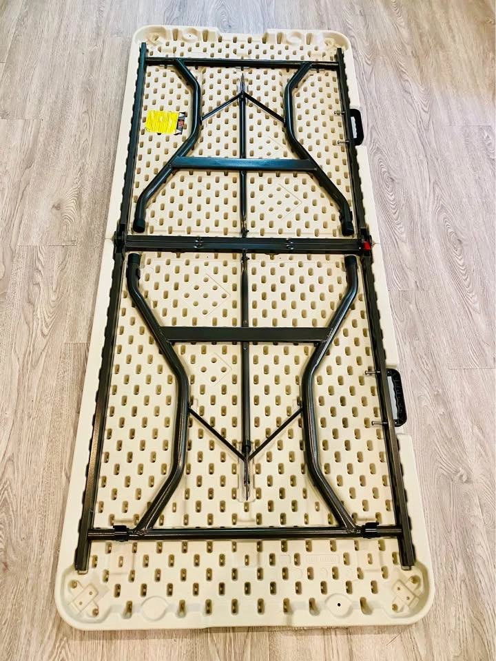 6 FT FOLDABLE TABLE - LIKE NEW! - photo 2