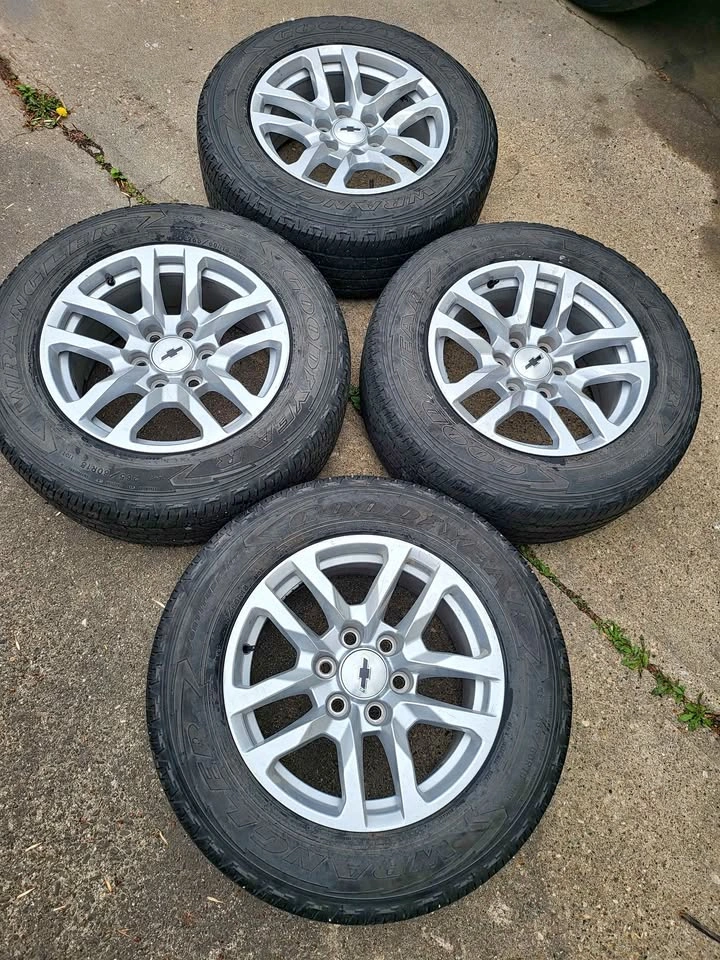 Chevy 18 inch Wheels and tires 265 60 18