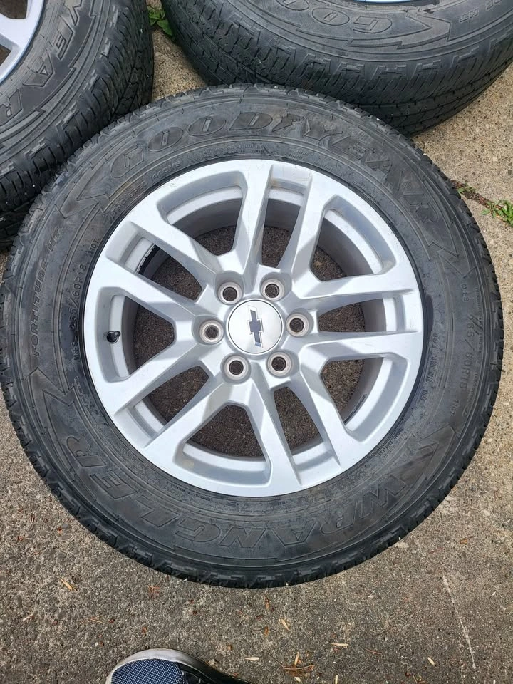 Chevy 18 inch Wheels and tires 265 60 18 - photo 2