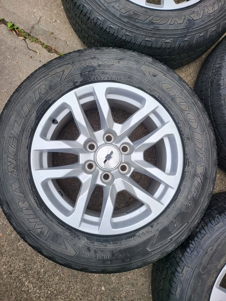 Chevy 18 inch Wheels and tires 265 60 18 - photo 3