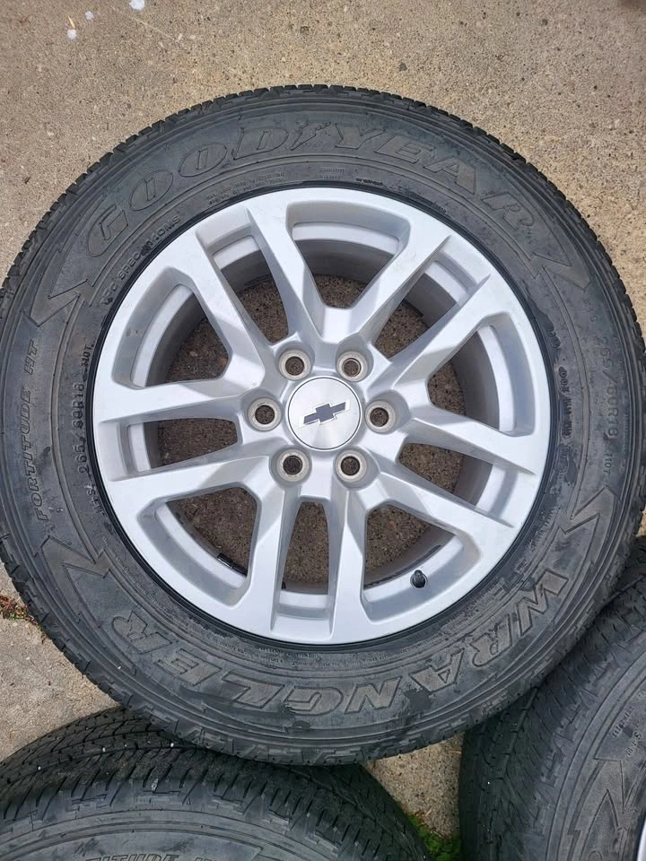 Chevy 18 inch Wheels and tires 265 60 18 - photo 4