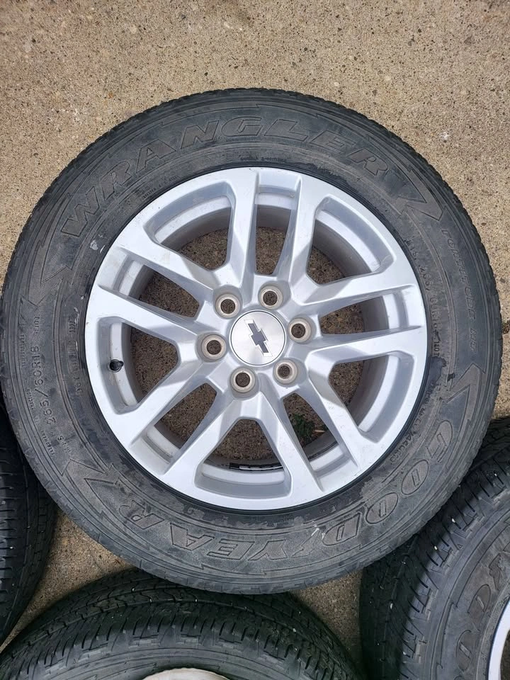 Chevy 18 inch Wheels and tires 265 60 18 - photo 5