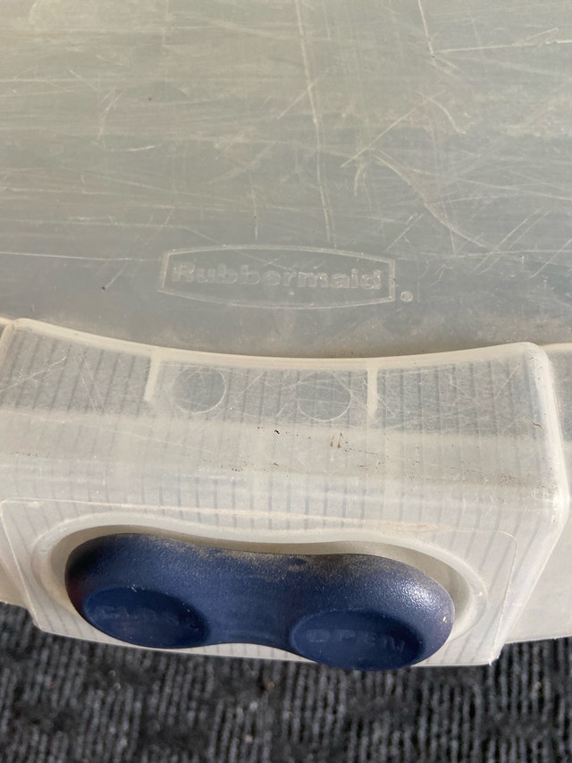 Super large clear storage bin Rubbermaid - photo 2