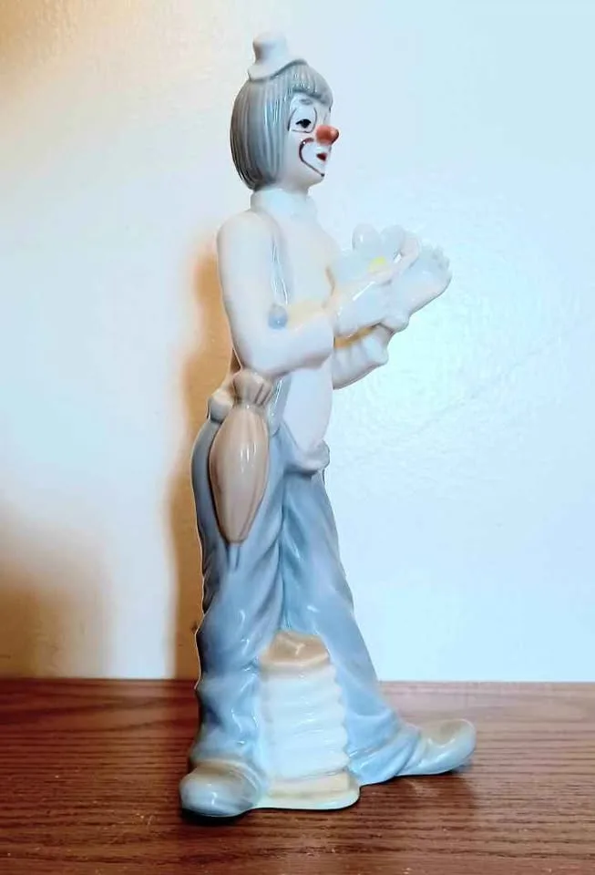 Tall Tengra Hand Crafted Clown Sculpture image indicator(2)