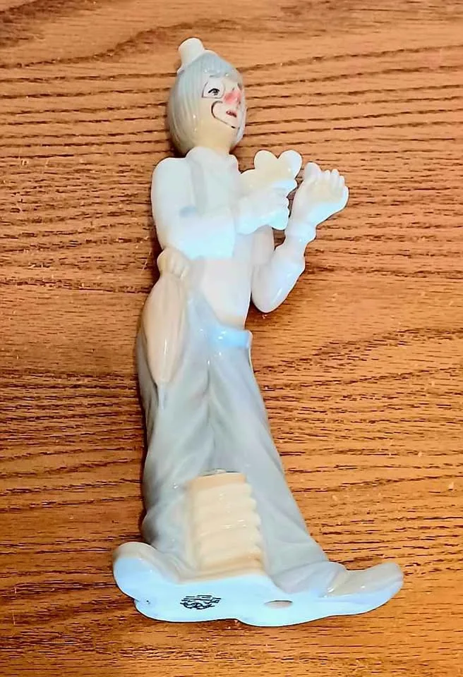 Tall Tengra Hand Crafted Clown Sculpture image indicator(5)