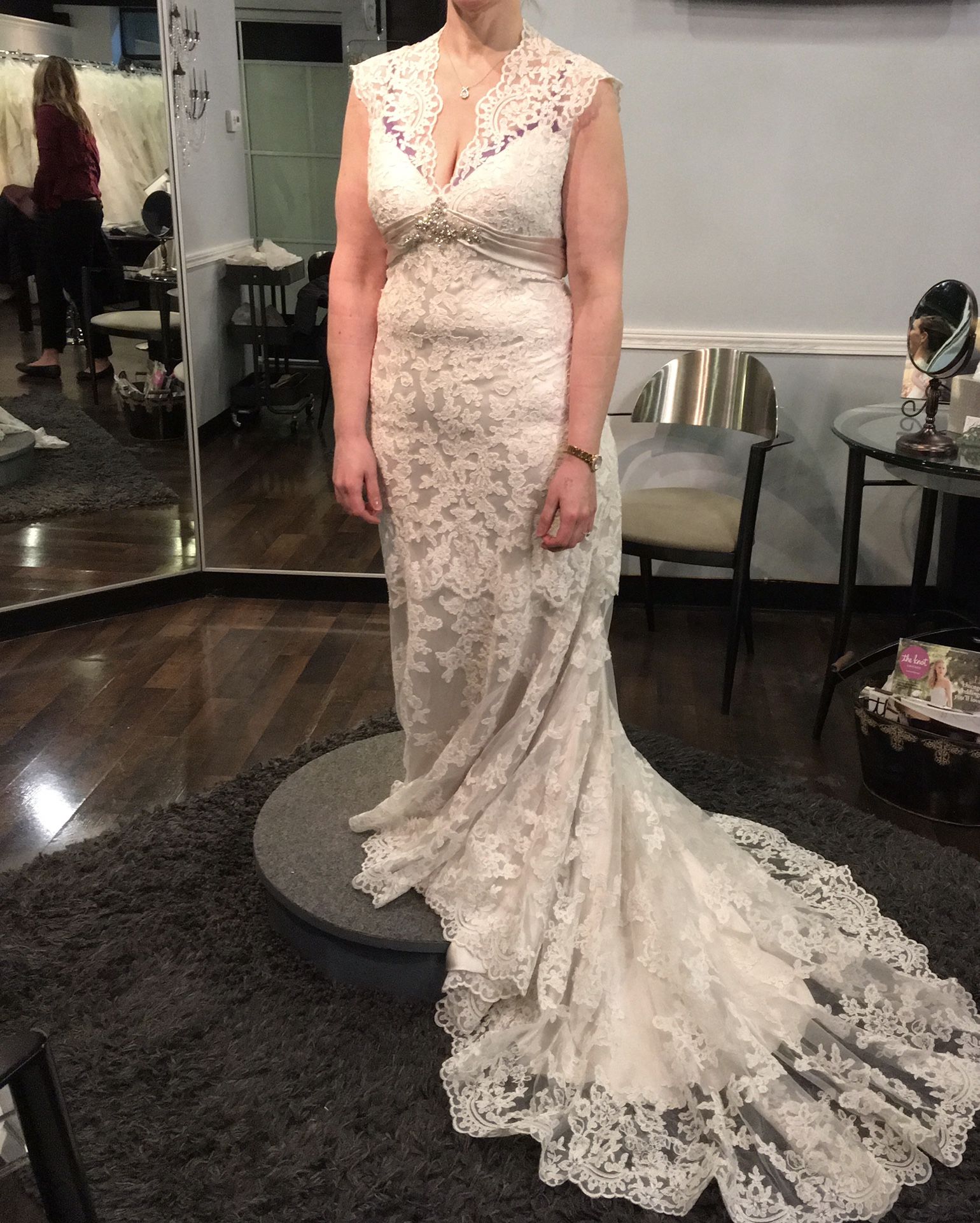 Lace wedding dress never worn never altered - photo 4