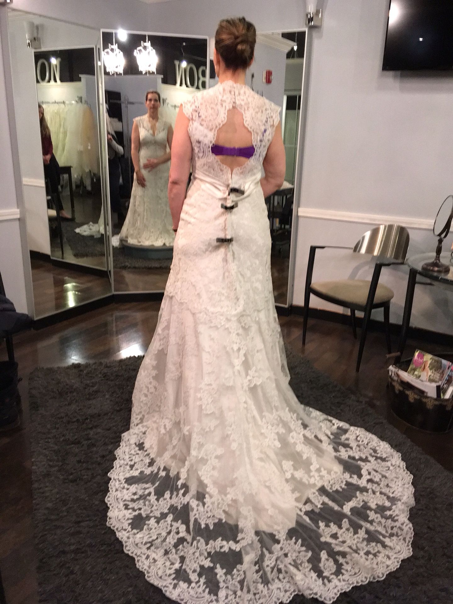 Lace wedding dress never worn never altered - photo 5