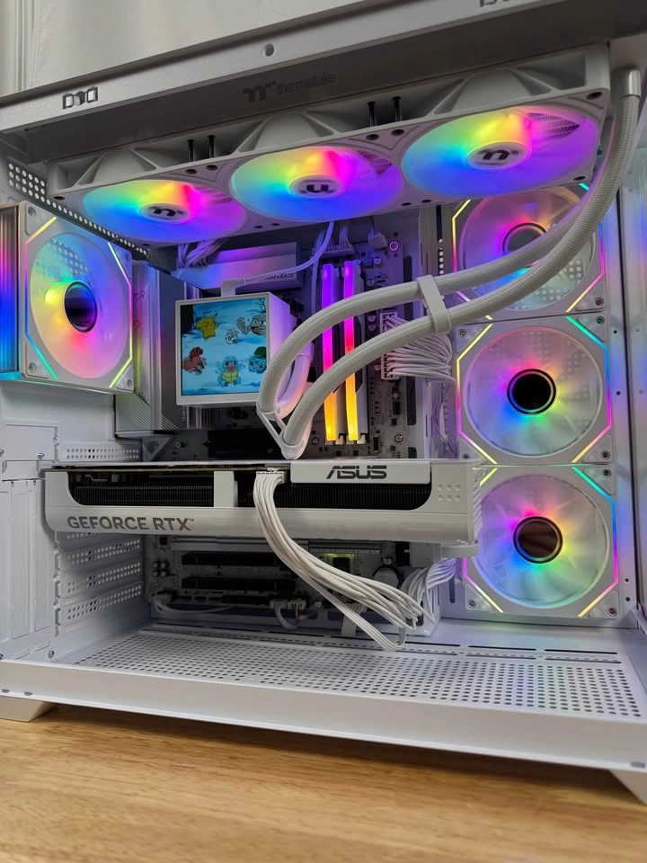 RTX 5070 | Ryzen 7800x3D | 32GB DDR5 | 2TB SSD - White Gaming PC - photo 2