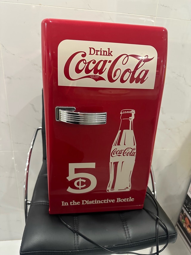 Coca Cola 18 can mini fridge