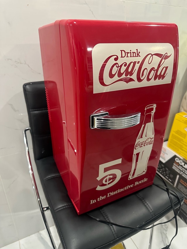 Coca Cola 18 can mini fridge - photo 2